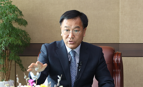 김진하 양양군수가 지난 3월 15일 양양군철에서 강원도선관위가 자신을 선거법위반으로 검찰에 고발한 것에 대해 반박 기자회견을 하고있다.