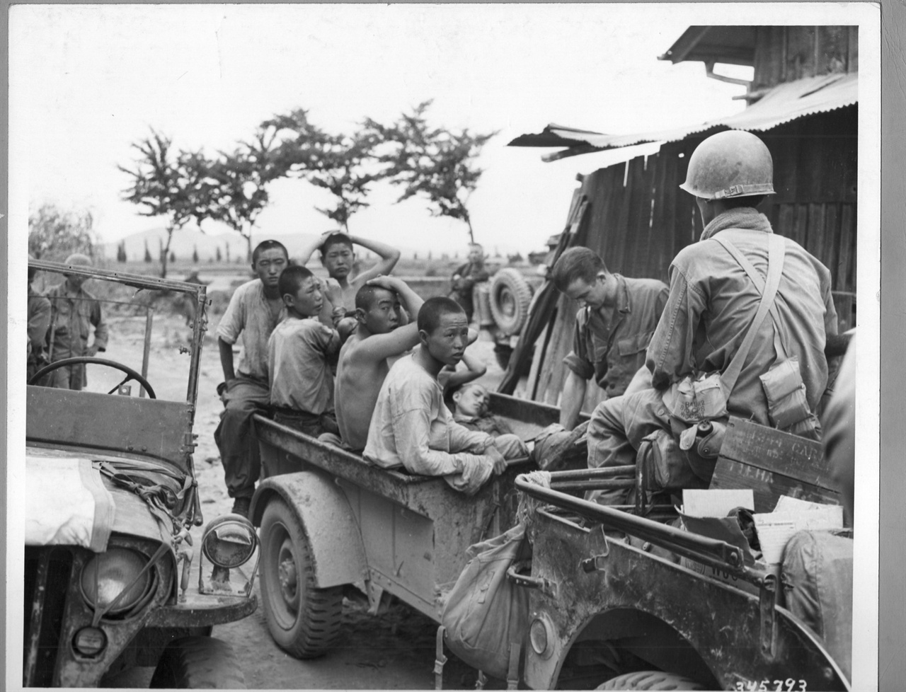 1950. 8. 유엔군 군의관이 부상당한 북한군 포로에게 응급치료를 하고 있다.
