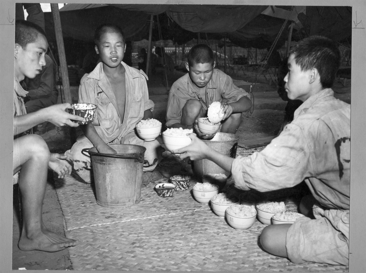 1950. 8. 부산, 포로수용소 막사 안에서 식사하는 포로들.