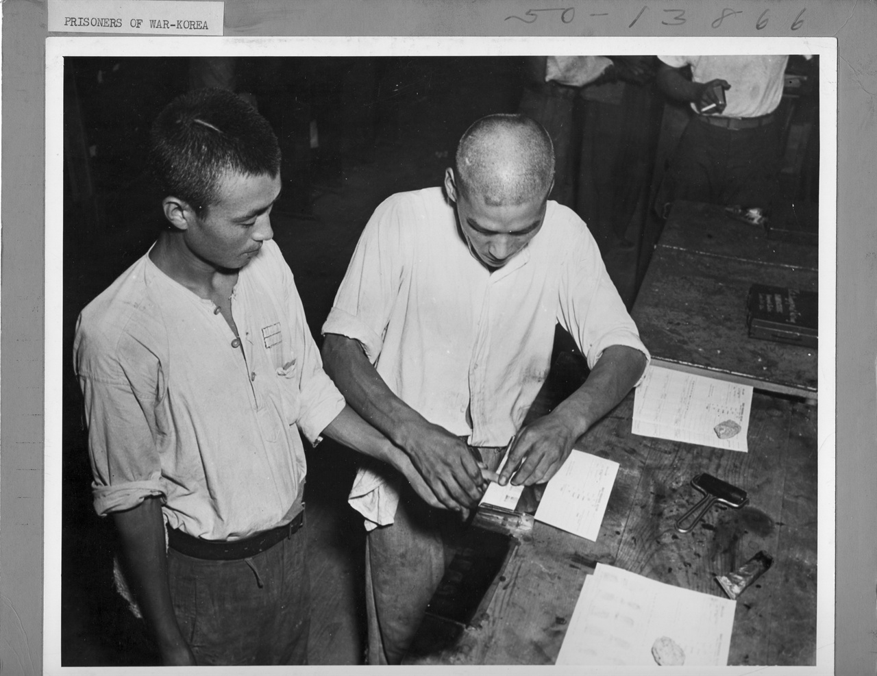 1950. 부산포로수용소에 입소한 포로들이 가장 먼저 지문을 등록하고 있다.