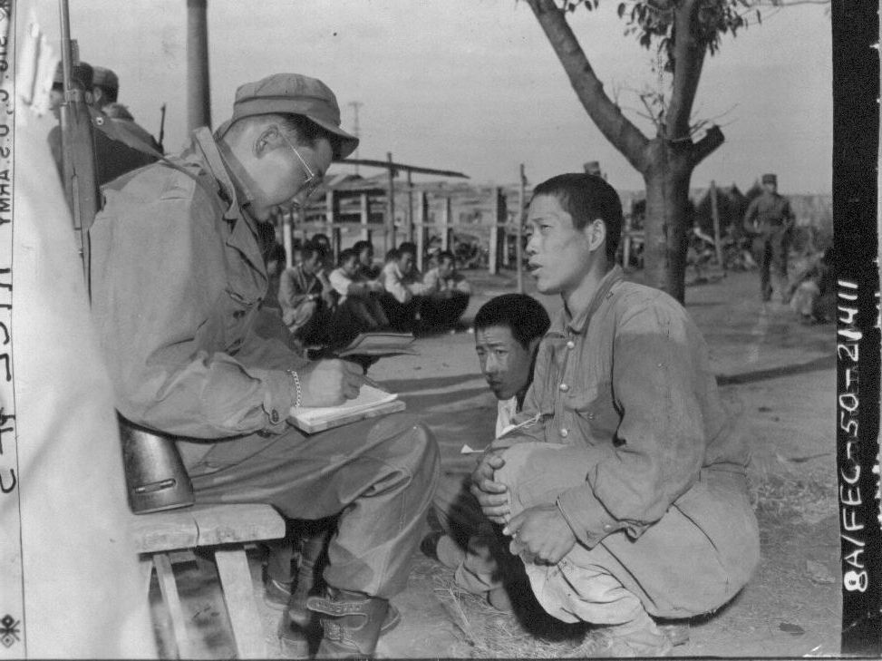 1950. 10. 30. 대전, 유엔군 포로 심문관이 북한군 포로들의 인적사항을 기록하고  있다.
