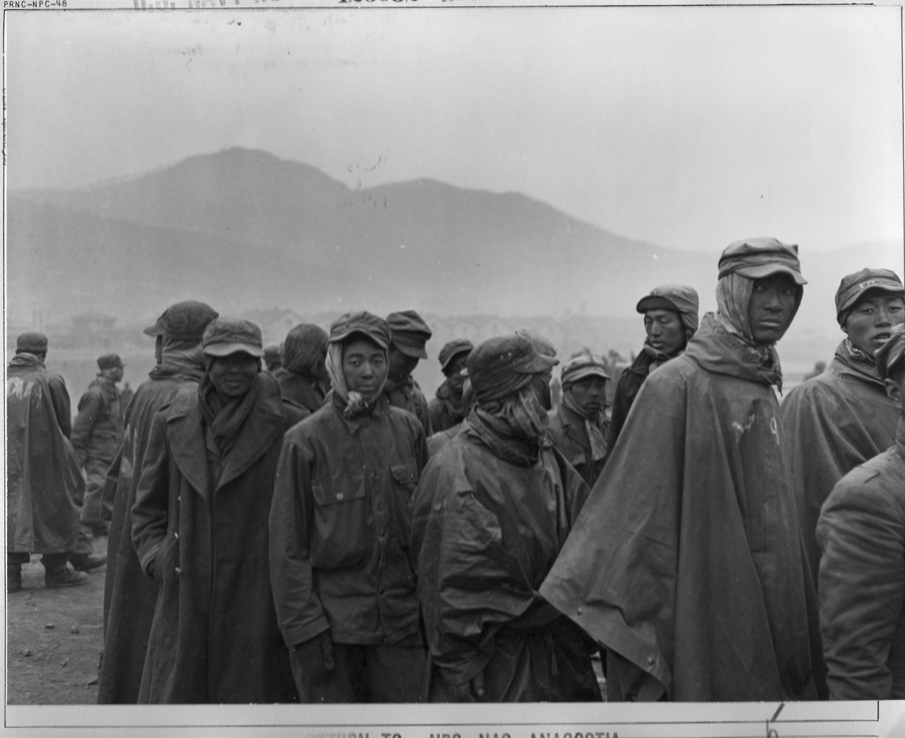 1951. 1. 8. 추위에 떨고 있는 포로들.