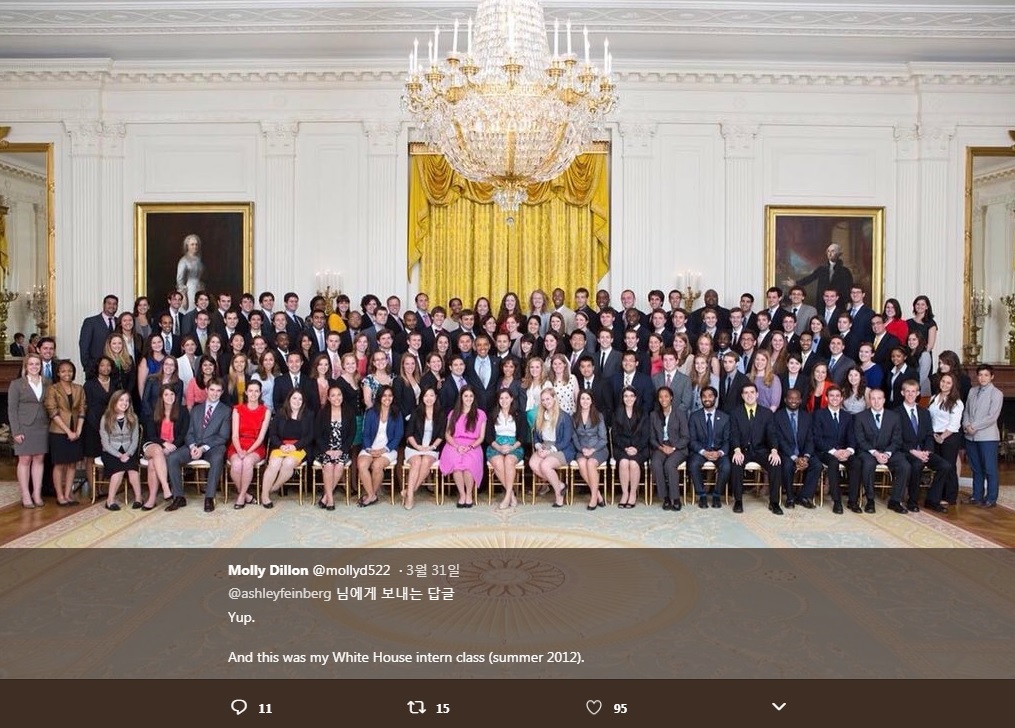 2012년 버락 오바마 행정부 당시 백악관 인턴 단체 사진을 올린 트위터 갈무리.