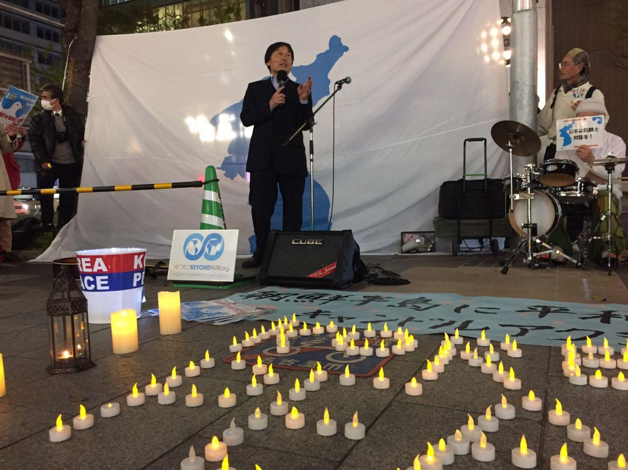 한반도 문제에 대한 아베 정권의 자세를 강하게 비판하고 있는 일본인 참가자