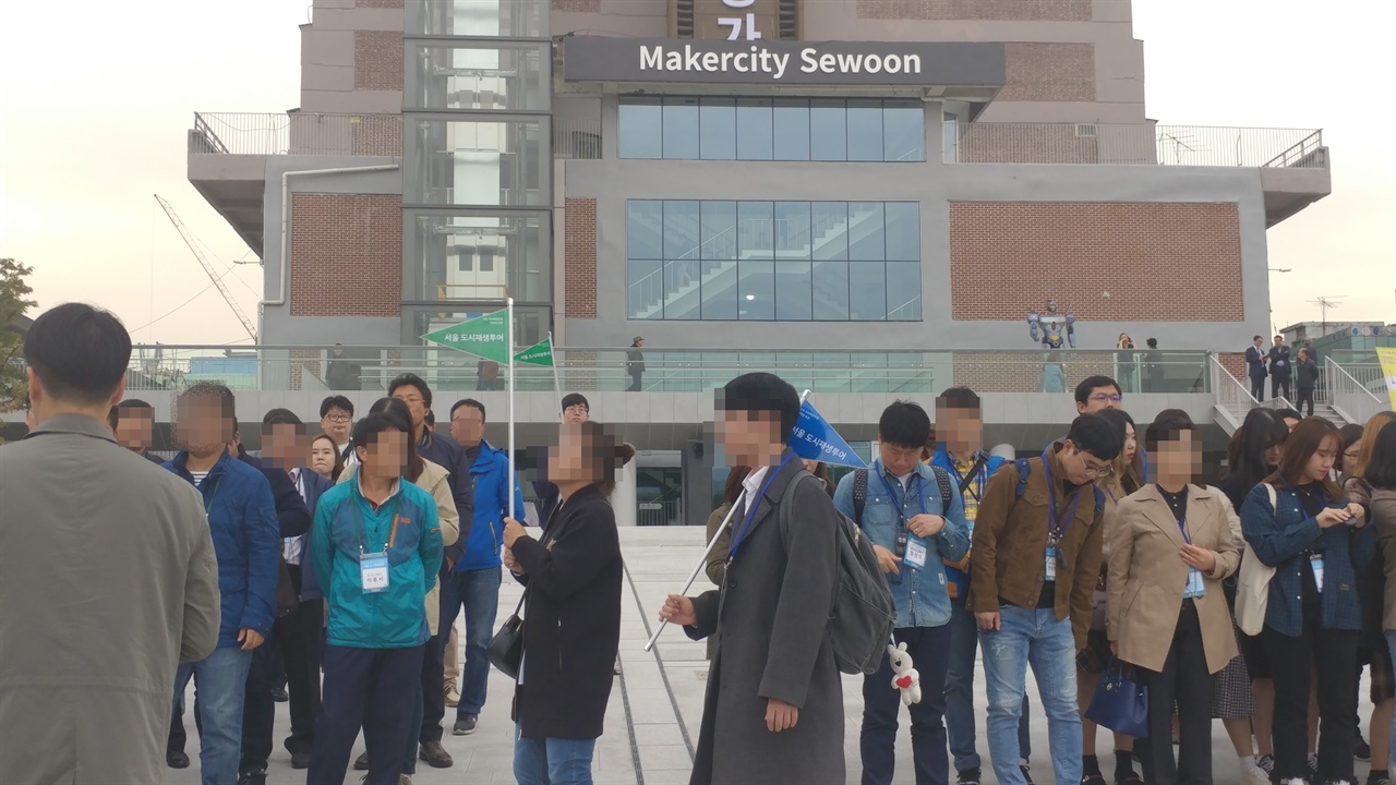 서울시의 대표적 도시재생사업의 하나인 다시세운상가 현장을 견학하기 위해 타 지자체 공무원들이 도시재생투어를 진행하고 있다.
