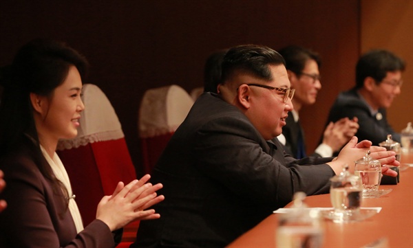 김정은 북한 노동당 위원장과 부인 리설주가 1일 동평양대극장에서 열린 남측 예술단 공연 '봄이 온다'를 관람하며 박수를 치고 있다.