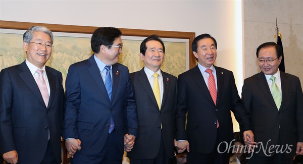 교섭단체 원내대표로 참석한 노회찬 바른미래당 김동철 원내대표(왼쪽부터)와 더불어민주당 우원식 원내대표, 정세균 국회의장, 자유한국당 김성태 원내대표, 평화와정의의의원모임 노회찬 원내대표가 2일 오전 서울 여의도 국회에서 열린 교섭단체 원내대표단 정례회동에서 손을 잡고 있다. 민주평화당과 정의당의 공동교섭단체인 '평화와 정의의 의원모임'이 2일 공식 출범하면서 노회찬 원내대표가 이날 회동에 처음 참석하게 됐다. 