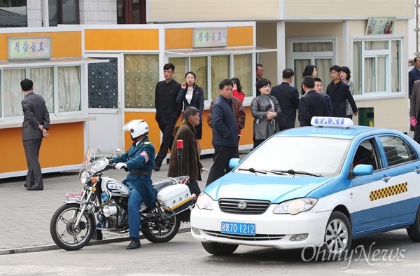 평양 교통경찰과 택시 2일 오후 평양 창전거리에 교통경찰 오토바이와 택시가 대기해 있다.