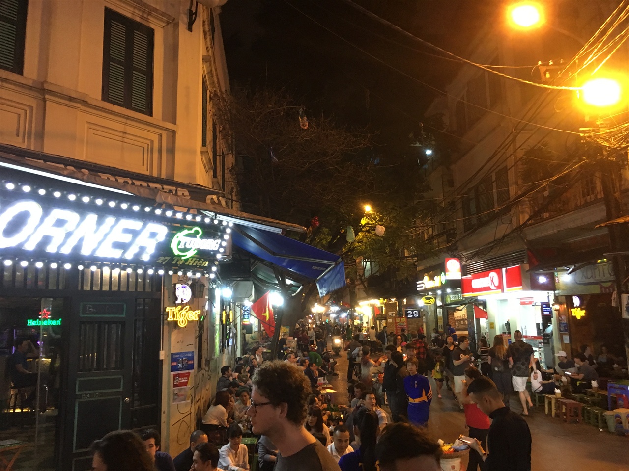 여러 국적의 사람들이 북적이는 하노이 맥주거리는 하노이 여행객이라면 꼭 가봐야하는 명소다