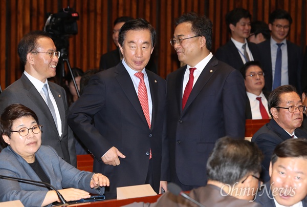 개헌의총 참석하는 김성태 자유한국당 김성태 원내대표를 비롯한 의원들이 2일 오후 국회에서 열린 개헌의총에 참석하고 있다.