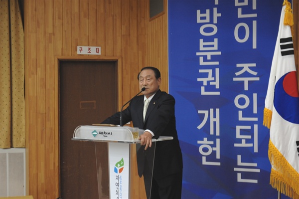 김진호 대한민국재향군인회 회장이 2일 제천시청에서 열린 안보강연에서 발언을 하고 있다. 