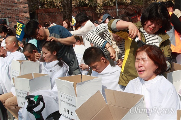 장애인부모 200여명 눈물의 삭발식 “국가가 발달장애인 지원하라” ‘세계 자폐증 인식의 날’인 2일 오후 서울 종로구 청와대 연무관 앞에서 장애 자녀를 둔 부모들이 발달장애인 국가책임제 도입을 촉구하며 삭발을 하고 있다.