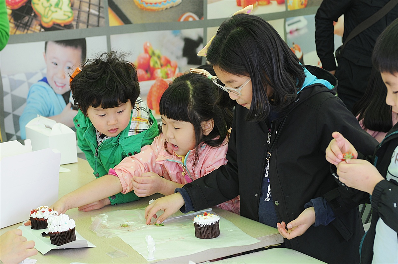 딸기 케이크만들기  논산 딸기축제는 가족들을 위한 체험 행사가 제법 있다. 딸기 케이크만들기도 그 중 하나. 직접 만들어 먹는 딸기 케이크는 다를 수 밖에. 