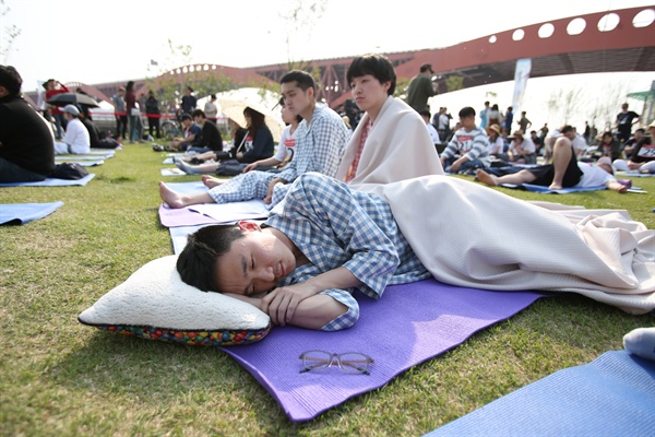 서울시가 22 일 오후 3시부터 6시까지 여의도한강공원 너른들판에서 <2018 한강 멍때리기 대회>를 개최한다. 사진은 2017년 대회의 모습
