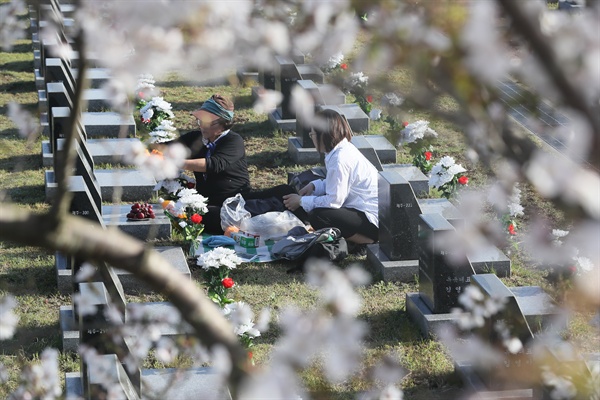 3일 오전 제주시 봉개동 4·3평화공원에서 열린 제70주년 4·3희생자 추념식 직전 유가족들이 행불인 표석에서 희생자를 추모하고 있다. 