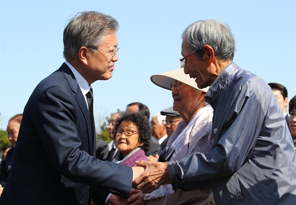 문재인 대통령이 3일 오전 제주시 봉개동 4ㆍ3 평화공원에서 열린 제70주년 4ㆍ3 희생자 추념식에 참석해 생존자와 유족을 위로하고 있다. 