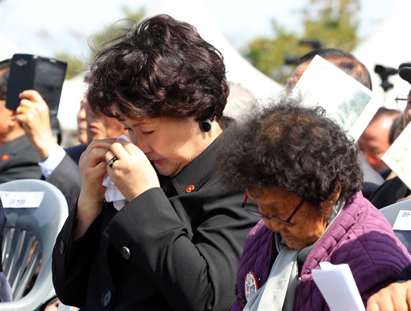 '어머니께 드리는 글'에 눈물... 최고령 생존자 현경아씨와 김정숙 여사 문재인 대통령 부인 김정숙 여사가 3일 오전 제주시 봉개동 4ㆍ3 평화공원에서 열린 제70주년 4ㆍ3희생자 추념식에서 이관석 희생자의 유족 이숙영 씨가 '어머니께 드리는 글'을 낭독하는 동안 눈물을 훔치고 있다. 오른쪽은 최고령 생존자 현경아씨.