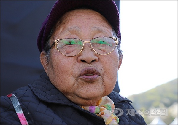 부연자(88) 할머니가 4.3 70주년 추념식이 열리는 제주4.3평화공원에서 문대인 대통령 참석에 대해 이야기하고 있다. 