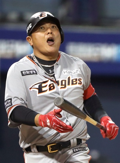 김태균 "안 풀리네" 29일 경남 창원시 마산회원구 마산야구장에서 열린 2018 KBO 프로야구 한화 이글스와 NC 다이노스 경기. 8회 초 2사 1루 상황 한화 4번 김태균이 파울을 치고 있다. 2018.3.29