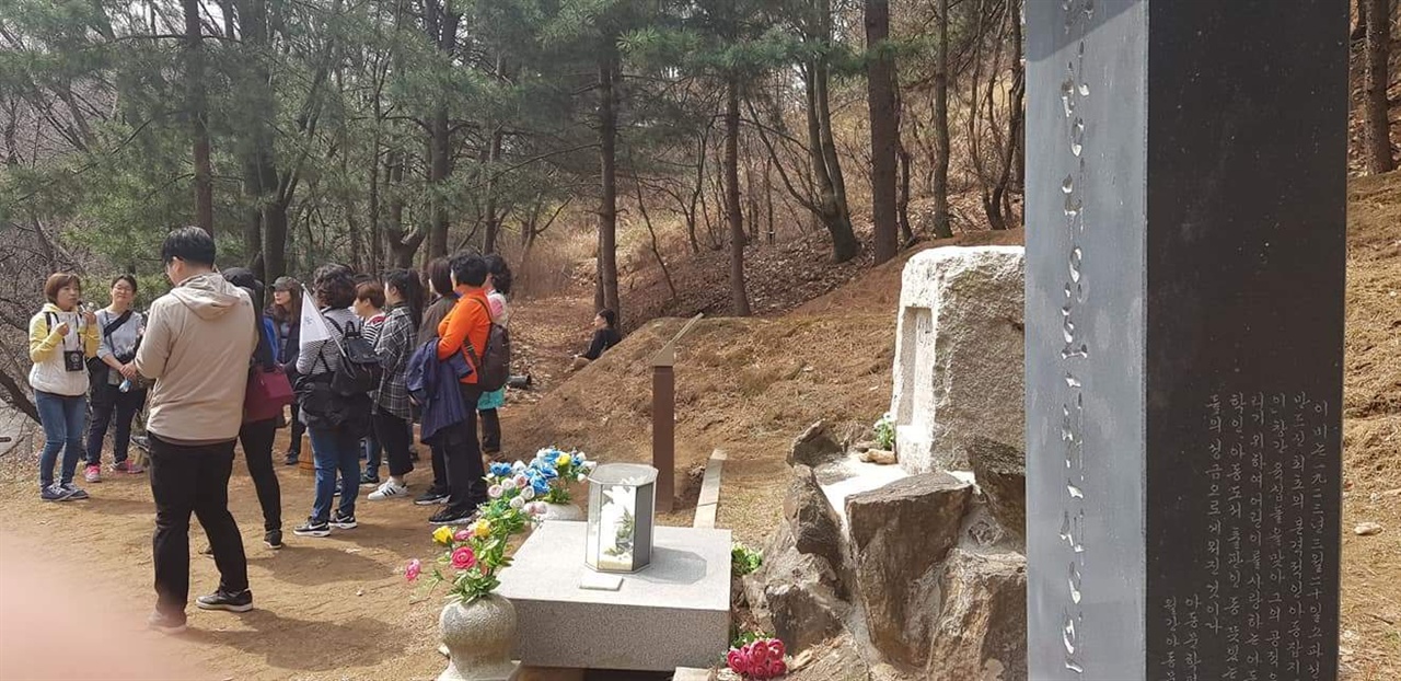 방정환 선생의 묘소에서 설명을 듣는 답사팀. 북한의 어린이날은 6월6일이라고 한다.