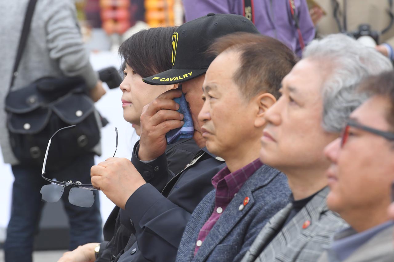  제주 4.3 70주년 광화문 추념식이 3일 오전 서울시 종로구 광화문광장에서 열리고 있는 가운데 한 참석자가 손수건으로 눈물을 닦고 있다. 2018.04.03