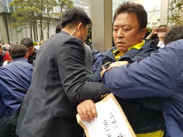 나두식 삼성전자서비스지회대표지회장이 정문을 지키는 직원에 의해 진입을 거부당했다.