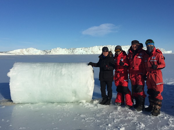 약 2미터의 두께 얼음 바다가 형성되었다. 해양 탐사를 위해 얼음 구멍을 만들었다