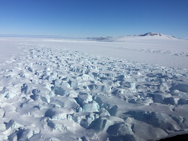 기지 주변에는 빙하 크레바스가 산재해 있어 항시 조심해야 한다