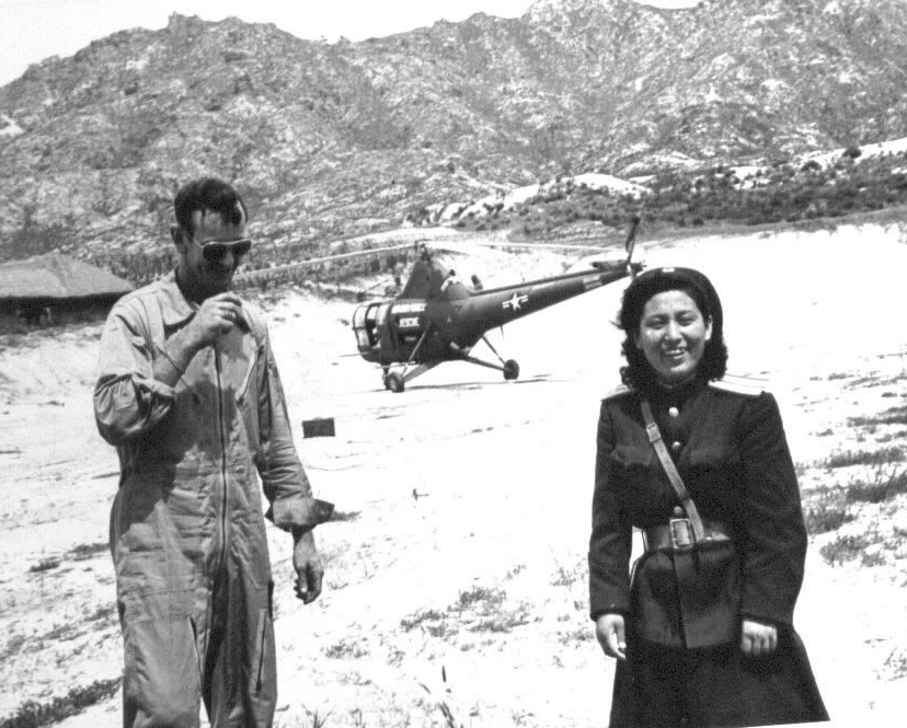 1951. 7. 8. 정전회담을 위한 유엔군 측과 북측의 첫 만남으로 미군헬기 조종사를 북한 여경비병이 미소로 맞고 있다.