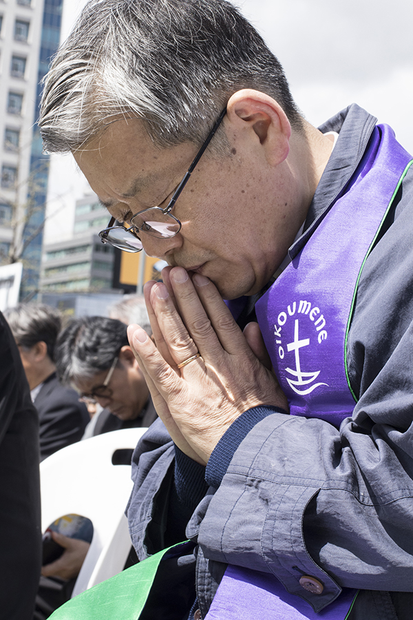  한국기독교교회협의회는 4일 정오 서울 광화문 광장에서 ‘역사 정의와 화해를 위한 기도회’를 열린 가운데 남재영 교회협 정평위위원장이 기도하고 있다. 