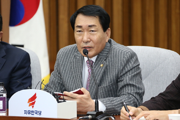 안상수 국회의원은 지난 3일, 자유한국당이 발표한 자체 개헌안에 대해 “분권을 통한 참 민주주의 실현과 국민 주권 강화가 핵심”이라고 밝혔다. 