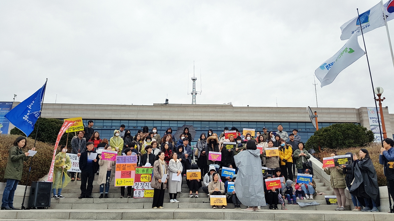 환경부가 통합환경허가로 승인한 고형연료 소각장 반대 집회에 나선 평택시민들이 평택시청 앞에서 기자회견을 진행하고 있다. 