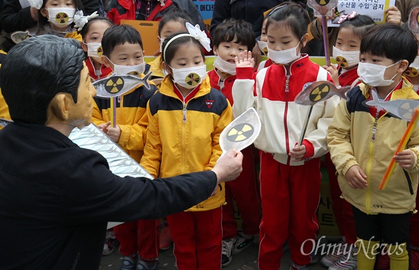  '일본산 식품 수입규제 WTO 패소 대응 부산시민단체 네트워크'는 4일 오전 동구 부산일본영사관 앞에서 방사능 우려가 있는 일본산 수산물의 수입을 차단해달라는 내용의 기자회견을 개최했다. 시민단체들은 어린이들이 방사능 우려가 있는 수산물의 수입을 반대한다는 의미를 담은 퍼포먼스도 진행했다.