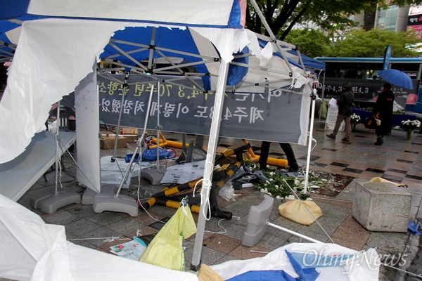 경남 창원 정우상가 앞에 있는 '제주 4.3 70주년 시민분향소'가 4일 새벽 누군가에 의해 파손되었다.