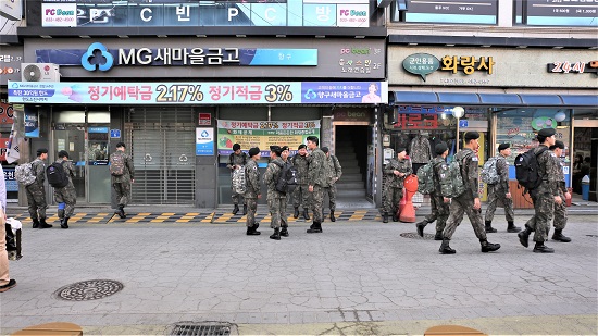 위수지역에 묶여 더는 바깥으로 나갈 수 없는 병사들이 양구 시외버스 터미널 주변에 몰려있다.