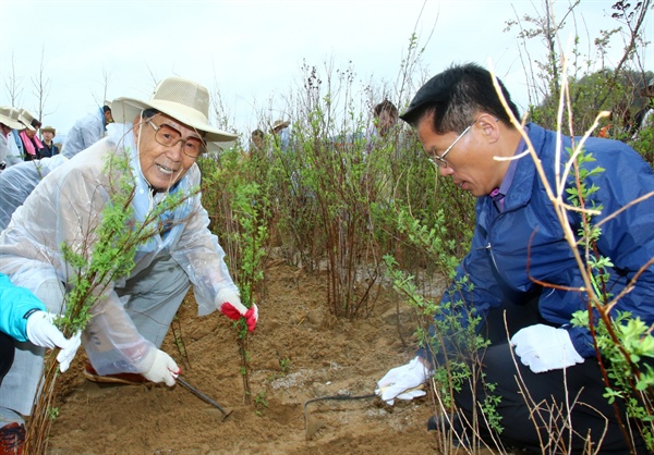  5일 의령에서 열린 '제42회 재일도민회 향토기념식수’ 행사.