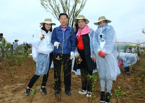  5일 의령에서 열린 '제42회 재일도민회 향토기념식수’ 행사.