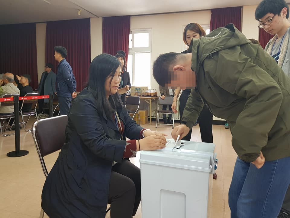 지난 3일 홍성장애인종합복지관에서 장애인 유권자의 6.13지방선거 투표방법 안내와 투표체험 행사가 열렸다.한 유권자가 기표를 마치고 투표용지를 투표함에 넣고 있다.