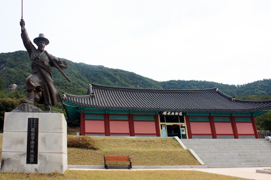 이강년 의병장을 기려 세워진 기념관으로, 경북 문경 가은읍 대야로 1683(완장리 96)에 있다. 외삼문을 들어서면 곧장 동상이 나타난다.