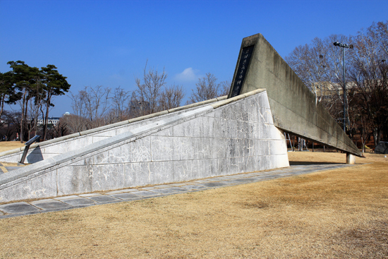 장윤덕 의사 순국 기념비 (경북대 교정)
