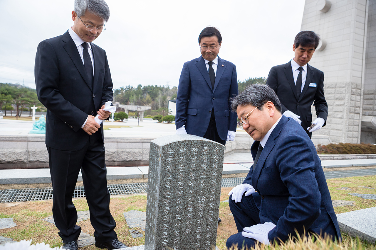 국립5.18민주묘지를 찾은 강기정, 민형배, 최영호 
- 강기정 예비후보를 단일후보로 3자 단일화를 한 첫 행보