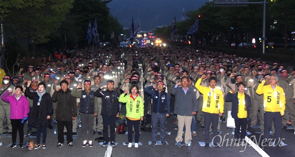 5일 저녁 더불어민주당 경남도당 앞에서 "문재인정부 정책 규탄, 생존권 사수를 위한 창원 궐기대회"가 열렸다.
