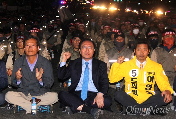  5일 저녁 더불어민주당 경남도당 앞에서 열린 "문재인정부 정책 규탄, 생존권 사수를 위한 창원 궐기대회"에서 하원오 '노동자생존권보장조선산업살리기 경남대책위' 대표와 노회찬 국회의원, 여영국 경남도의원 등이 구호를 외치고 있다.