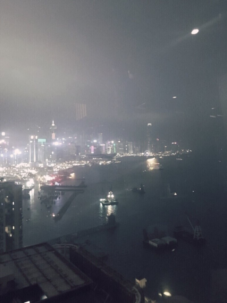 포트리스 안쪽 한 호텔에서 바라본 홍콩 섬 쪽 야경