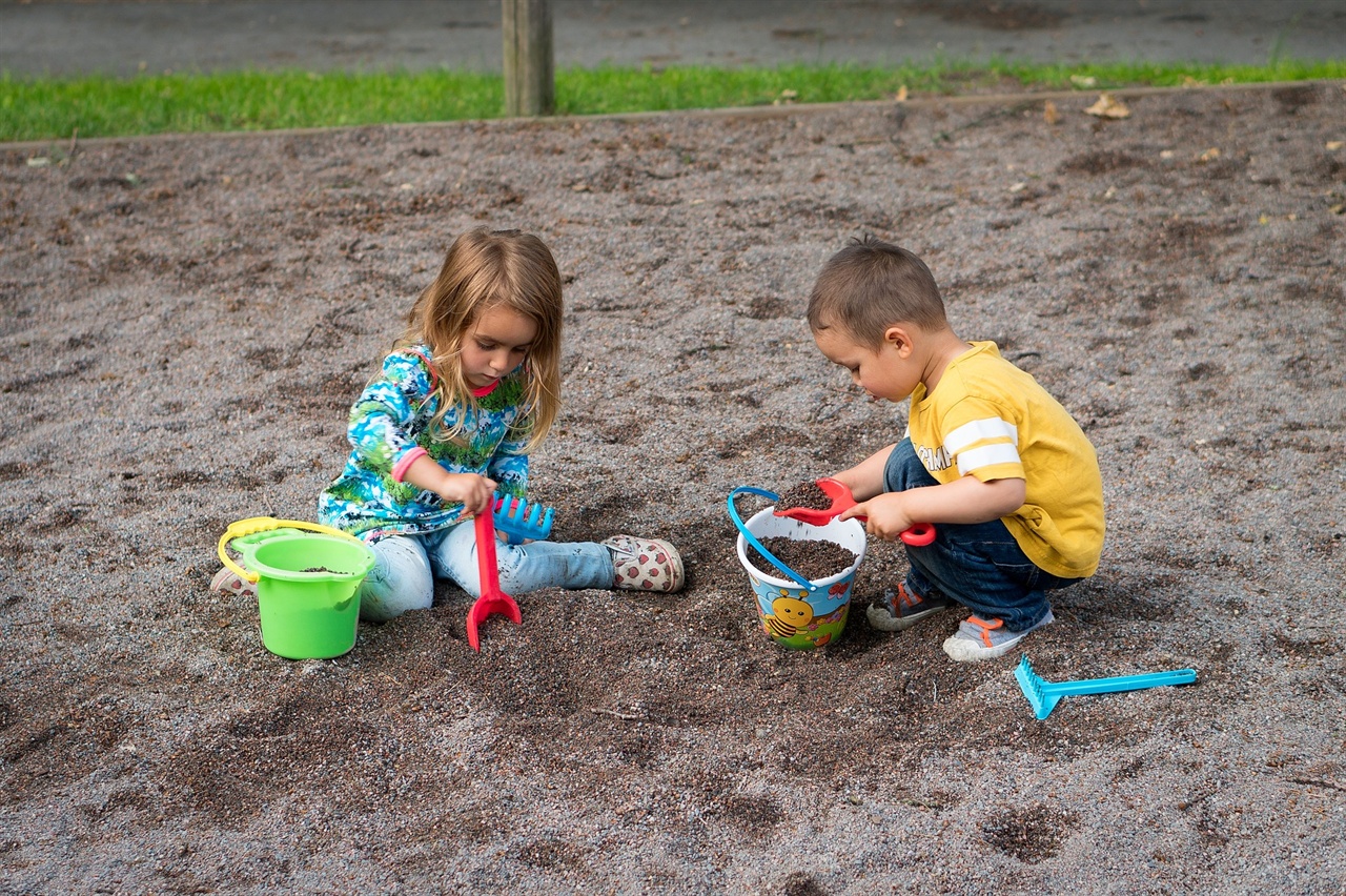 놀이터는 낯선 아이들과 자연스럽게 어울리는 법을 배우는 사회 학습의 공간이다. 아이에게도, 부모에게도.