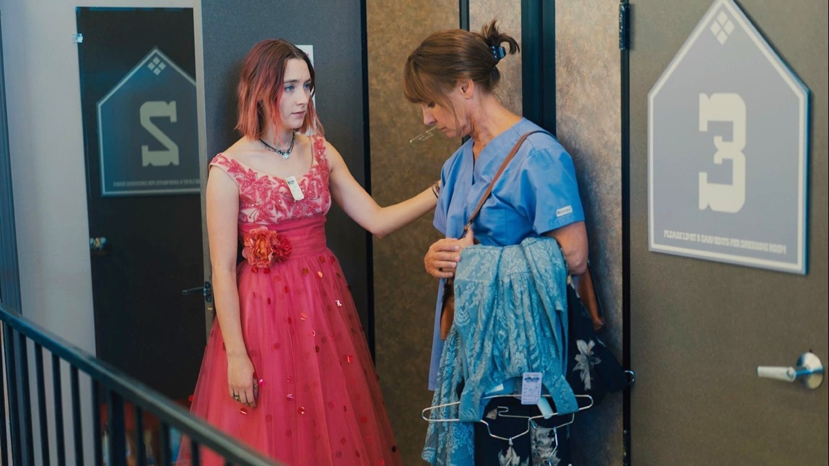  영화 <레이디 버드>의 한 장면. 크리스틴(시얼샤 로넌)은 엄마(로리 멧칼프)와 사사건건 부딪친다. 