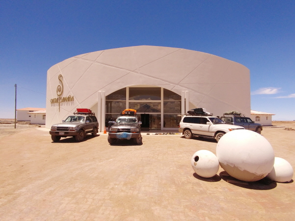 우유니소금 사막에 있는 호텔이다. 소금으로 만 지어져 있다.