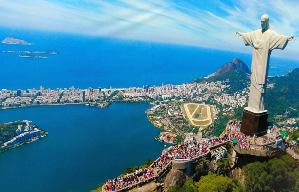 세계 3대 미항의 하나인 브라질 리우데 자이네로의 모습이다.  예수상은  코르코바두 산의 정상(고도 700 미터)에 세워져 있으며, 리우데자네이루가 한눈에 내려다보이는 위치에 있다