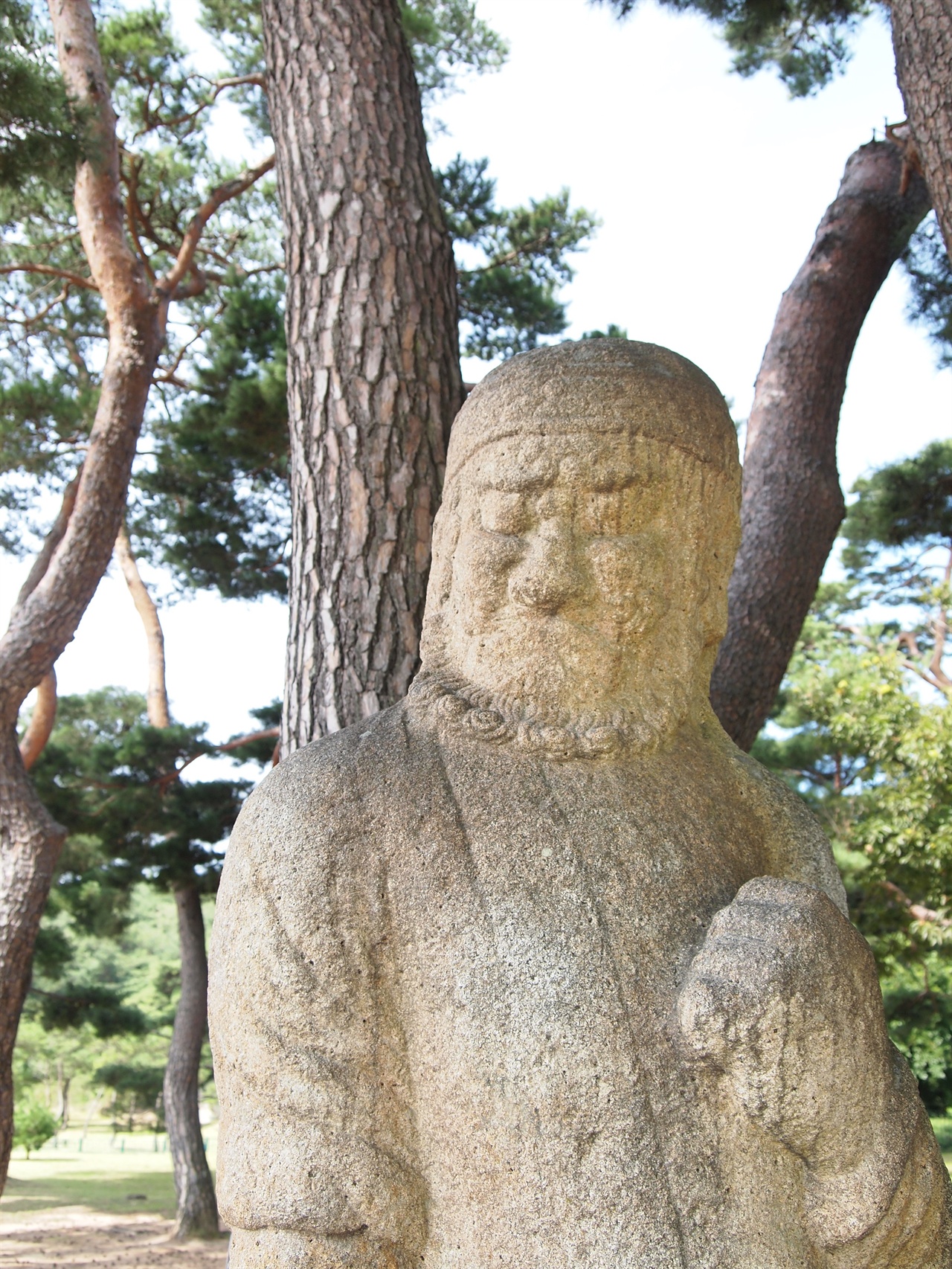 호인상 원성왕릉에 세워진 호인상, 서역인의 얼굴을 한 이 호인상의 존재는 신라가 실크로드를 통한 교역이 있었음을 상징적으로 보여준다.