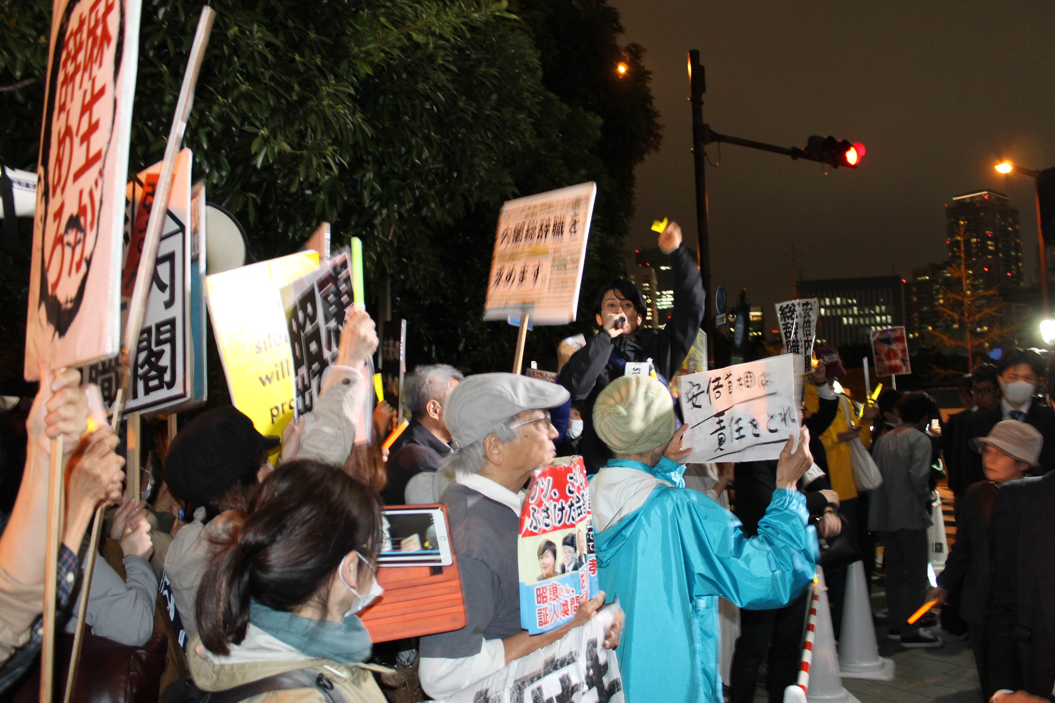 6일 저녁 도쿄 치요다구 일본 총리 관저앞에서 시위대들이 리더의 구호에 맞춰 '아베 퇴진'을 외치고 있다.